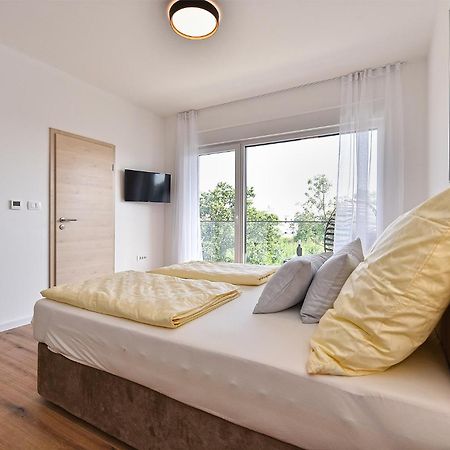Jlo1 Mit Beheizbarem Pool Villa Peroj Bagian luar foto